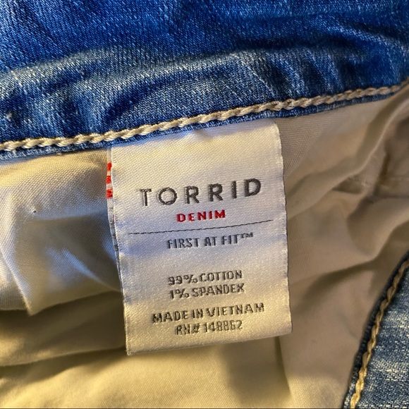 ✨torrid lightwash lightly distressed denim shorts✨ - Picture 4 of 4